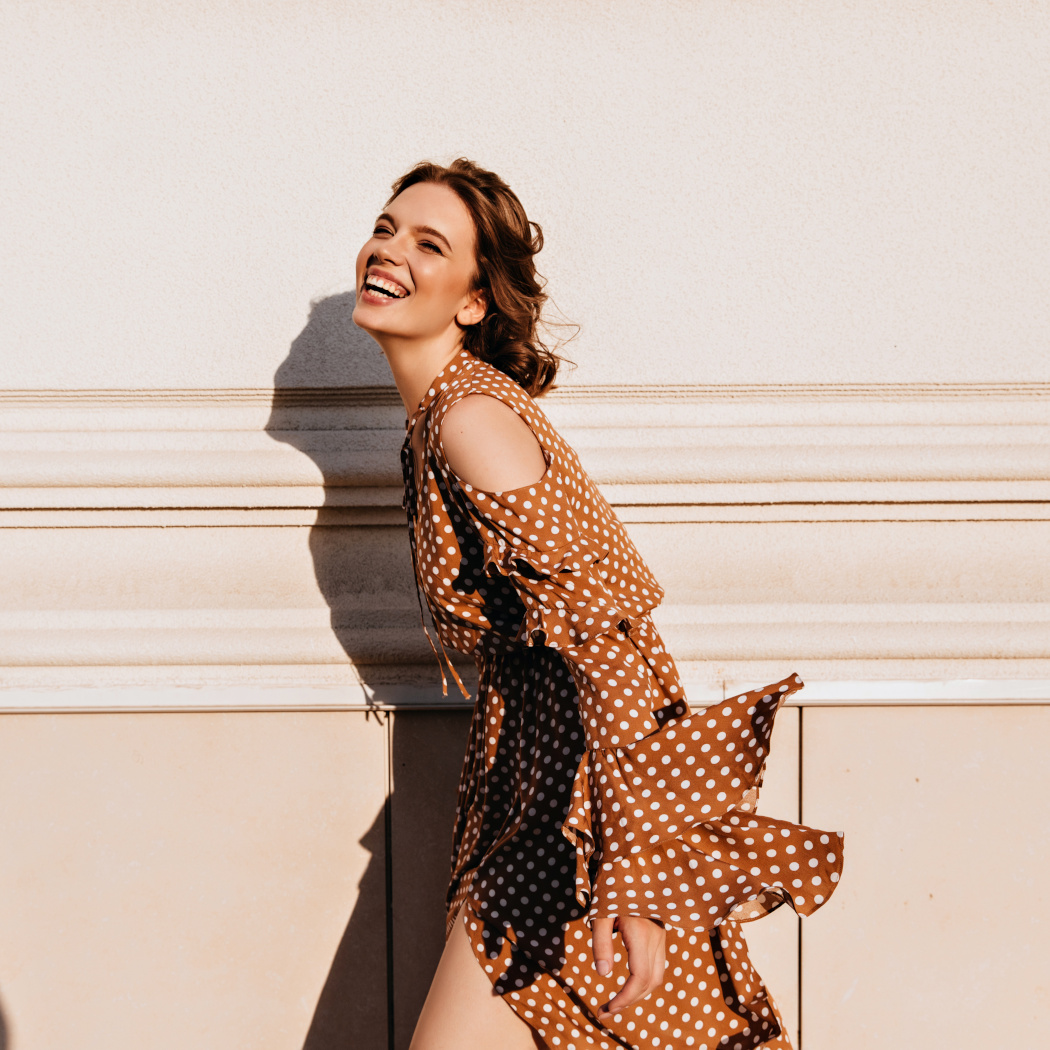 Modne sukienki na jesienne wesele 2022 do 100 zł. 5 zjawiskowych modeli na przyjęcia jesienią